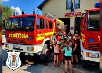 Táborosok látogatása a szertárban