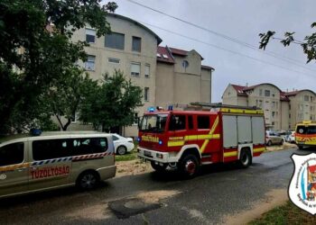 Ajtónyitás a lakótelepen