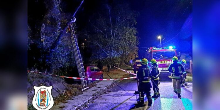 Oszlop dőlt, vezetékek lógtak