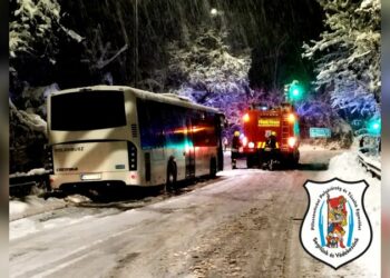 Menetrendszerinti busz akadt el