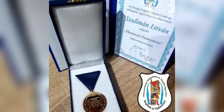 Életmentő érdemérmet vehetett át