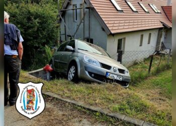 Elgurult parkoló autó