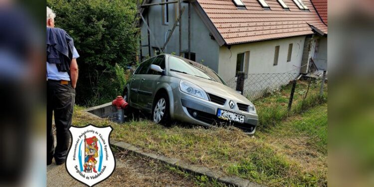 Elgurult parkoló autó