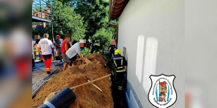 Támfal dőlt egy munkásra