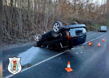 Felborult autó a 10-esen