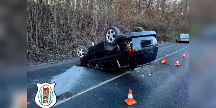 Felborult autó a 10-esen