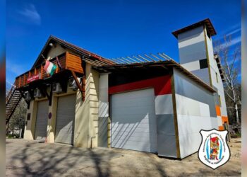 Falak, nyílászárók és a tető is készül