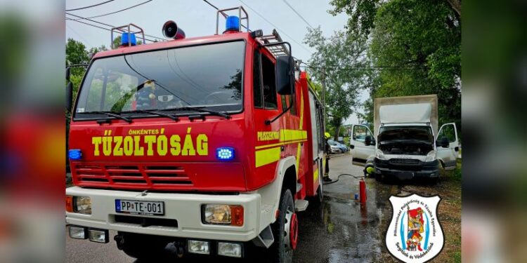 Kisteherautó gyulladt ki