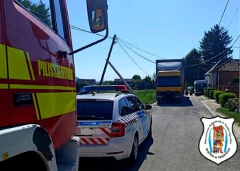 Teherautó akadt felső vezetékbe