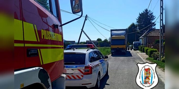 Teherautó akadt felső vezetékbe