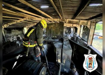 Újra riasztás a raktárcsarnokhoz