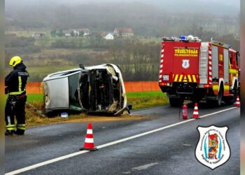 Autó borult oldalára Vörösvár és Csobánka között