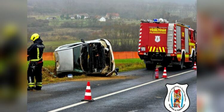 Autó borult oldalára Vörösvár és Csobánka között