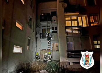 Ajtónyitás a lakótelepen