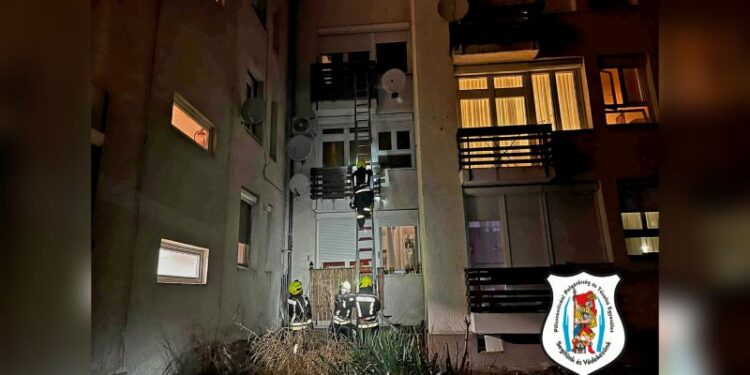 Ajtónyitás a lakótelepen