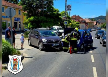 Személygépkocsik ütköztek Vörösváron