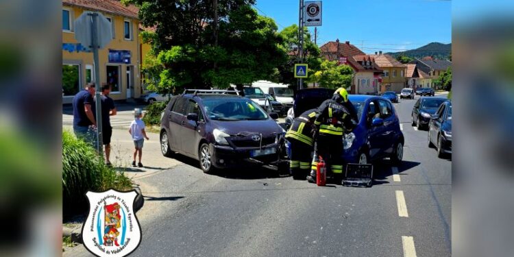 Személygépkocsik ütköztek Vörösváron