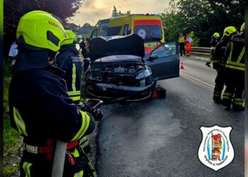 Motorral ütközött az e-Golf a 10-es úton