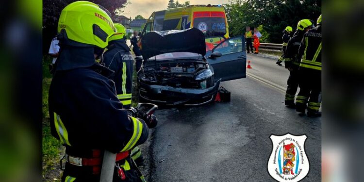 Motorral ütközött az e-Golf a 10-es úton