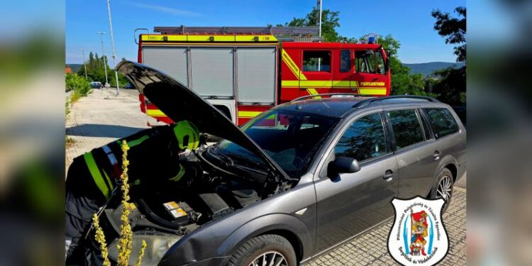 Ford motortere füstölt